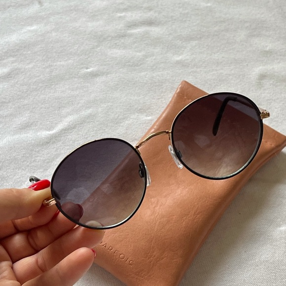 Parfois black round shape sunglasses with nice leather case - Picture 3 of 12